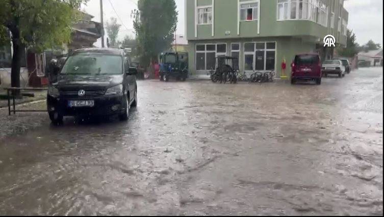 Ağrı'yı sağanak ve dolu vurdu: Cadde ve sokaklar göle döndü 3